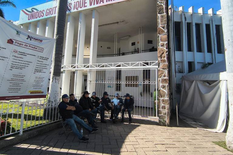 En el Palacio Municipal de Ahome policías jubilados y pensionados, junto con viudas de policía, mantienen un plantón.