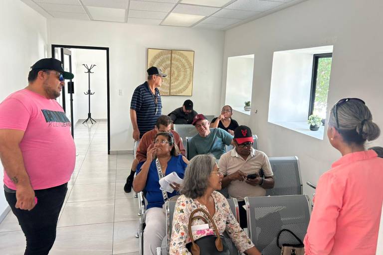 Jubilados de la UAS exigen pago de prima vacacional y denuncian omisiones