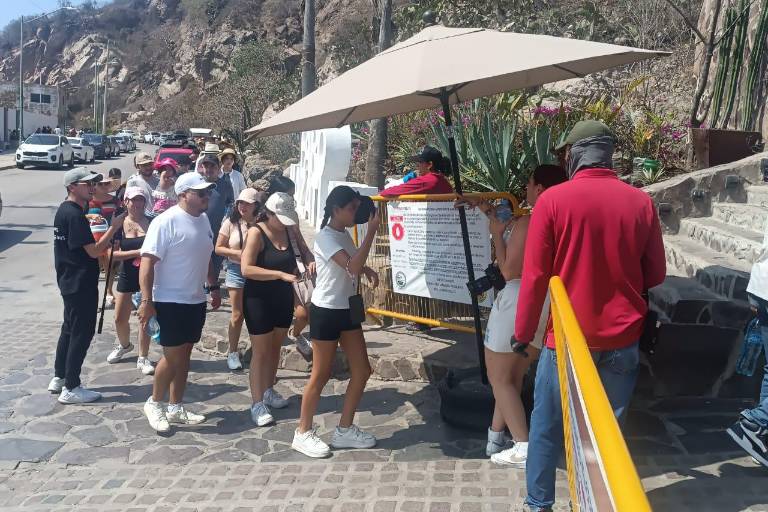En Viernes Santo, miles de turistas disfrutan por la mañana del Faro de Mazatlán