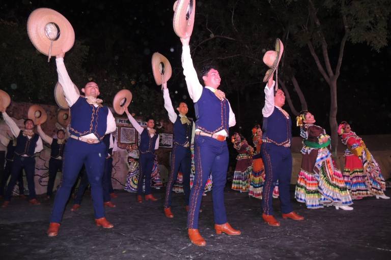 Disfrutan con danza de un recorrido por las tradiciones decembrinas de México