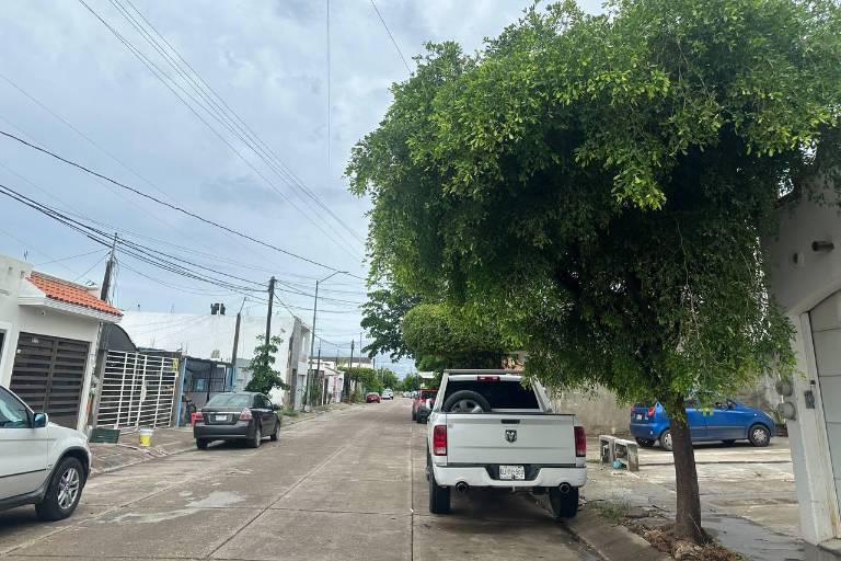 Por más de 11 horas sin luz se quedaron vecinos de Bugambilias; piden a la CFE reparen la falla