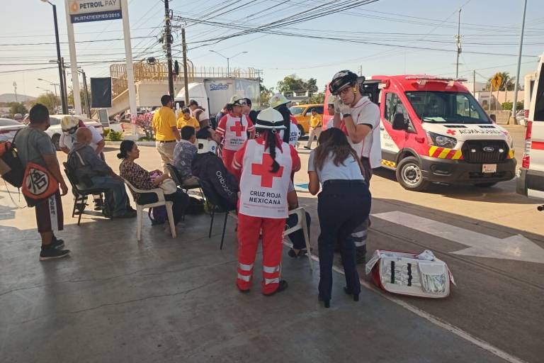 Choque de camión urbano en Mazatlán deja lesionados y daños materiales