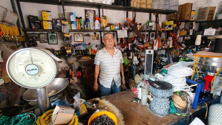 Aurelio Sarabia Uribe mantiene en pie una tienda de productos para el campo en Rosario fundada hace 60 años.