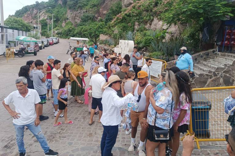 Turistas disfrutan de una mañana nublada en el Faro de Mazatlán