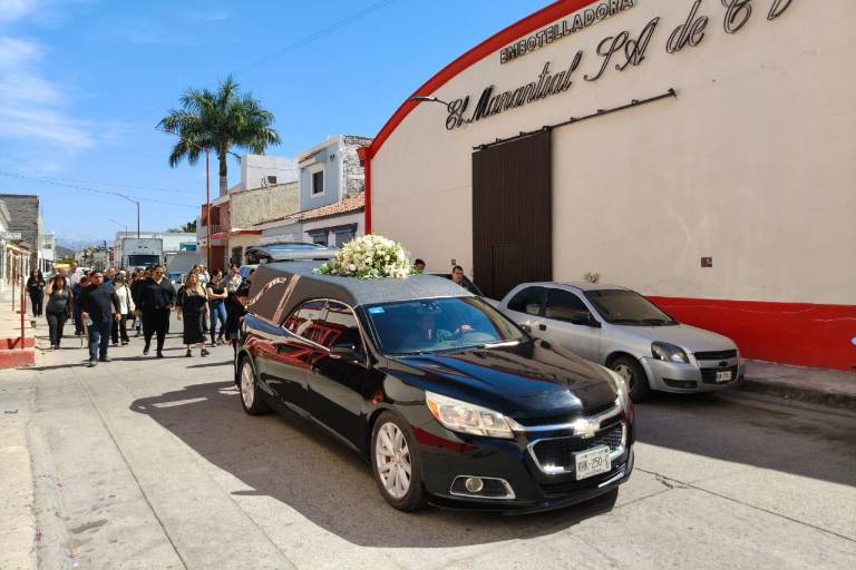 Los restos de la empresaria Martha Elena Solorza Hernández recorren por última vez “El Manantial”, la planta donde se produce Tonicol.