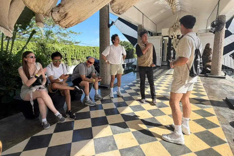 Los influencers, luego de que este martes escalaron el faro, se aventaron por la Farolesa y caminaron por calles del Centro Histórico, entre otras actividades.