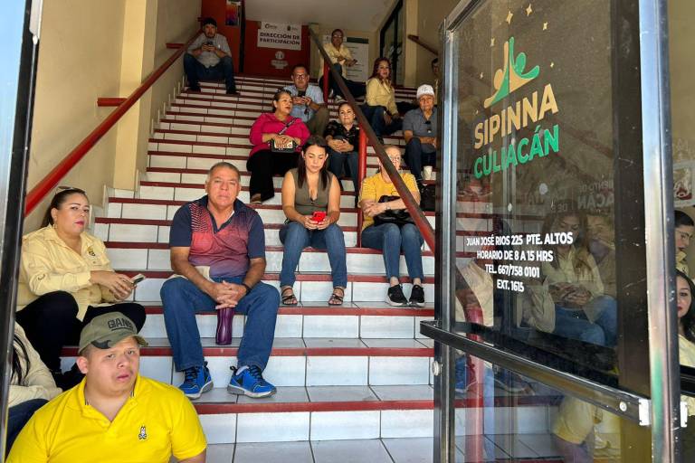 Trabajadores del Stasac toman oficinas del Ayuntamiento de Culiacán; acusan abusos a trabajadores
