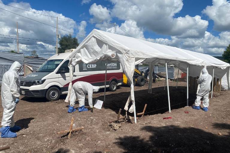 Exhuman siete cuerpos en nueva fase de excavación forense en panteón de Culiacán