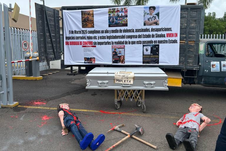 Manifestación contra la violencia en el Congreso de Sinaloa.