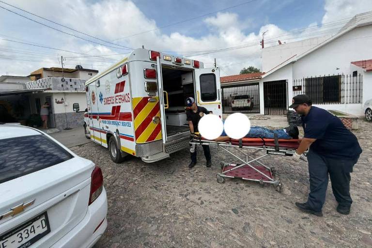 Hallan a un adulto mayor tirado en la calle, con síntomas de golpe de calor, en Mazatlán