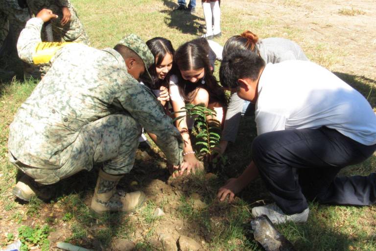 Se suma Secundaria Solidaridad a jornada de Arborización y Limpieza Escolar