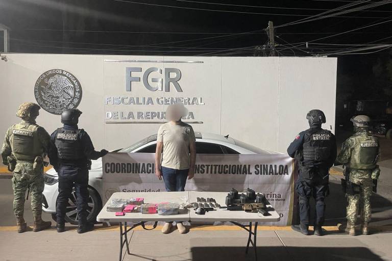 Detienen un hombre en un vehículo blindado; le aseguran armas y numerario