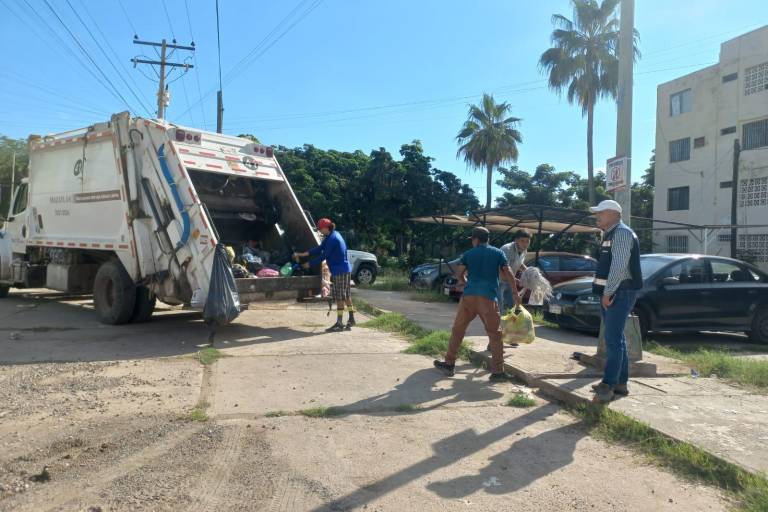 Atienden denuncia de vecinos del fraccionamiento El Toro con brigada de limpieza