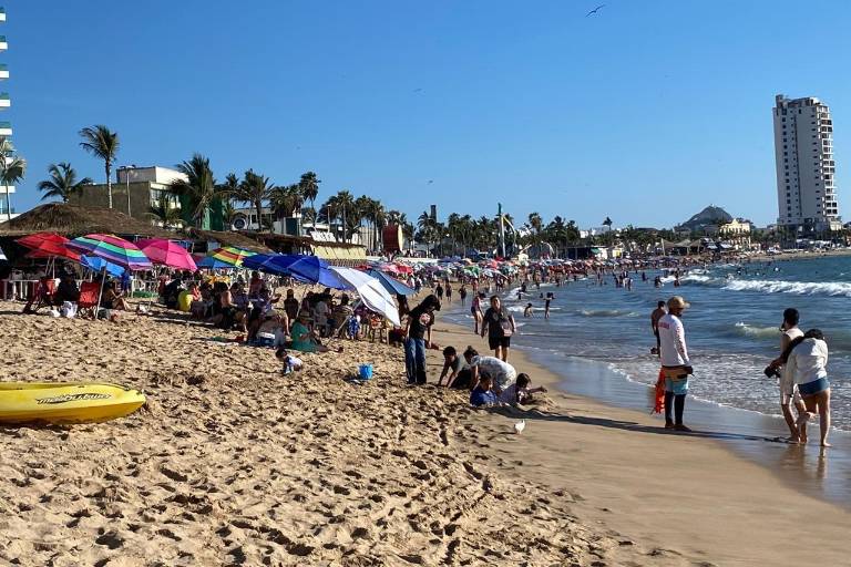 Este Jueves Santo, las playas del malecón de Mazatlán lucieron con poca afluencia de bañistas.