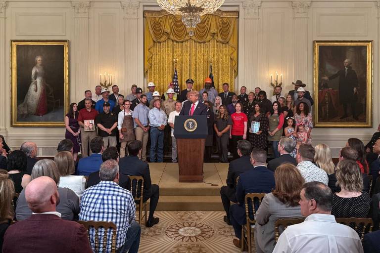 Donald Trump respalda impuesto a remesas de migrantes