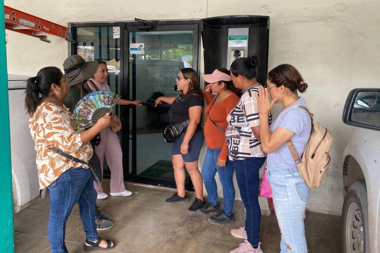 Habitantes de Isla del Bosque protestan en oficinas de la CFE en Escuinapa por fallas en la luz