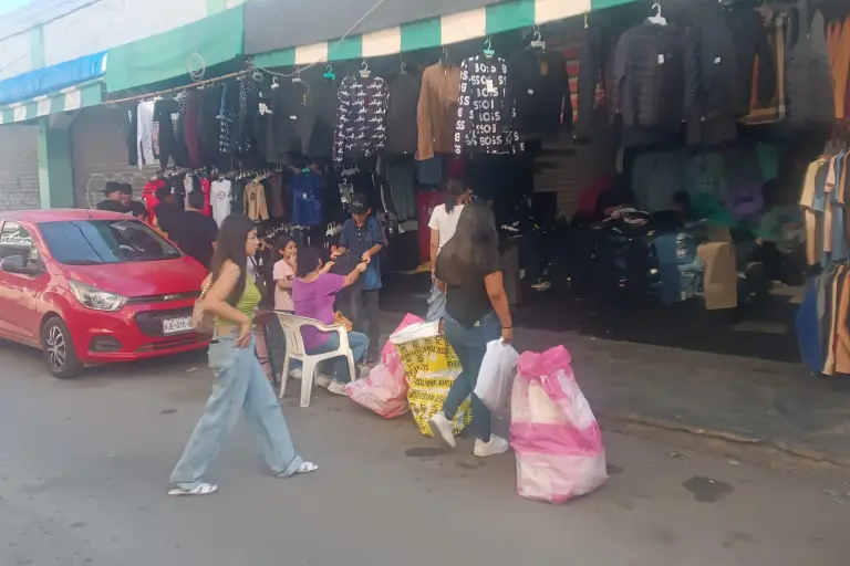 Los puestos del Centro lucen con buena afluencia de compradores.