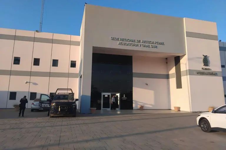 Los tres hombres detenidos enfrentan procesos penales por el homicidio de Jesús Francisco López, coordinador de Protección Civil de Escuinapa; y el feminicidio de Renata Isabel.