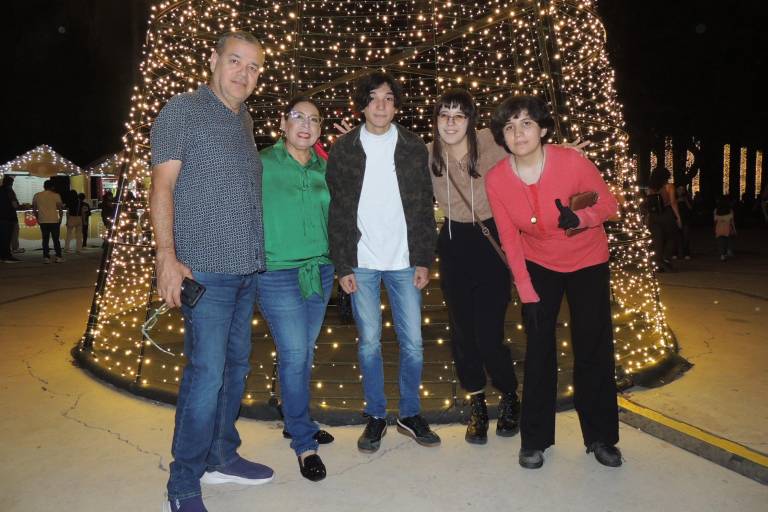 Disfrutan familias la Navidad rodeados de luz
