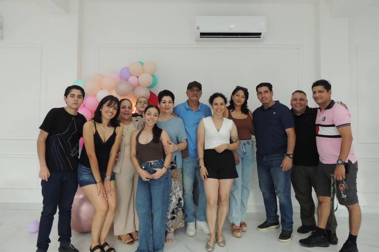 Con una piscinada, celebra Kenia Sofía sus 28 años