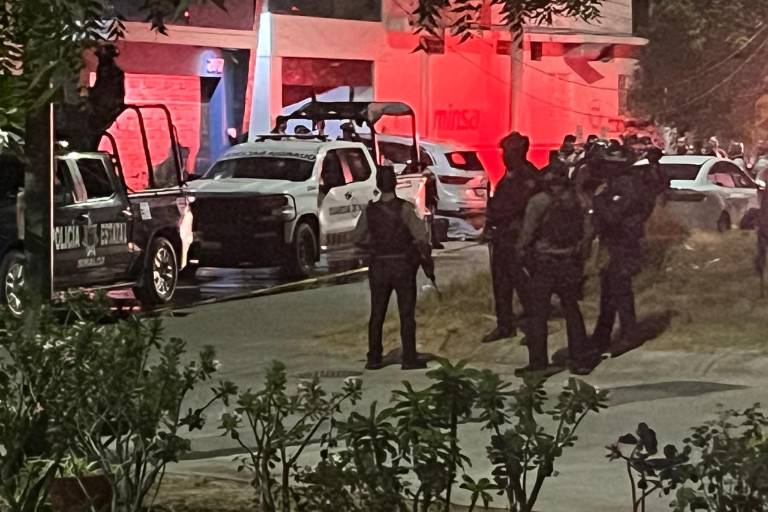 Una balacera con uso de explosivos en un domicilio de Culiacán dejó un saldo de un fallecido, dos lesionados y dos detenidos.