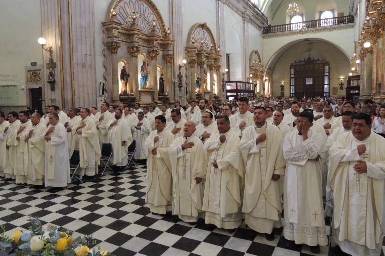 Celebran fieles católicos la tradicional Misa Crismal en Catedral