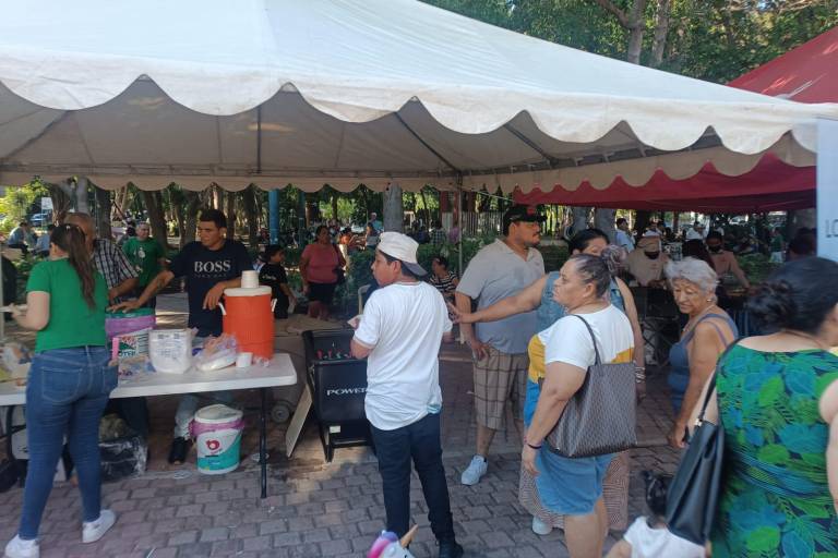 Conviven devotos a San Judas Tadeo en kermés gastronómica, en Mazatlán