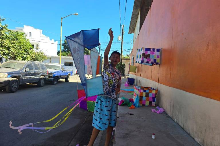 Guadalupe, Jesús, Rodrigo y Wilson vuelan su ilusión creando papalotes en Rosario