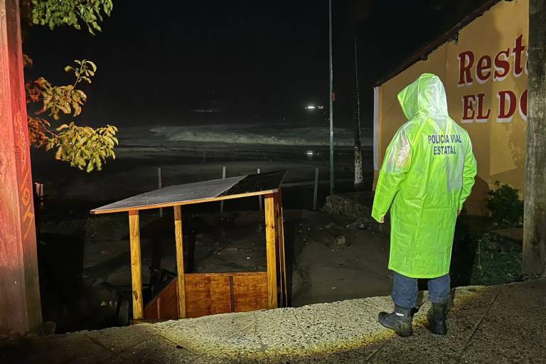 Huracán Erick deja inundaciones, derrumbes y afectaciones en casas y hospitales; se degrada a categoría 1 tras tocar tierra