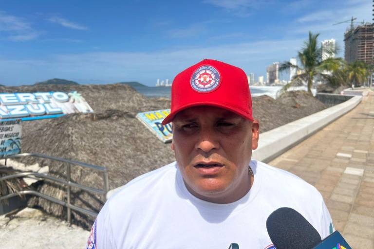 Auxilia Escuadrón de Salvamento Acuático a surfista arrastrado por las olas en Mazatlán