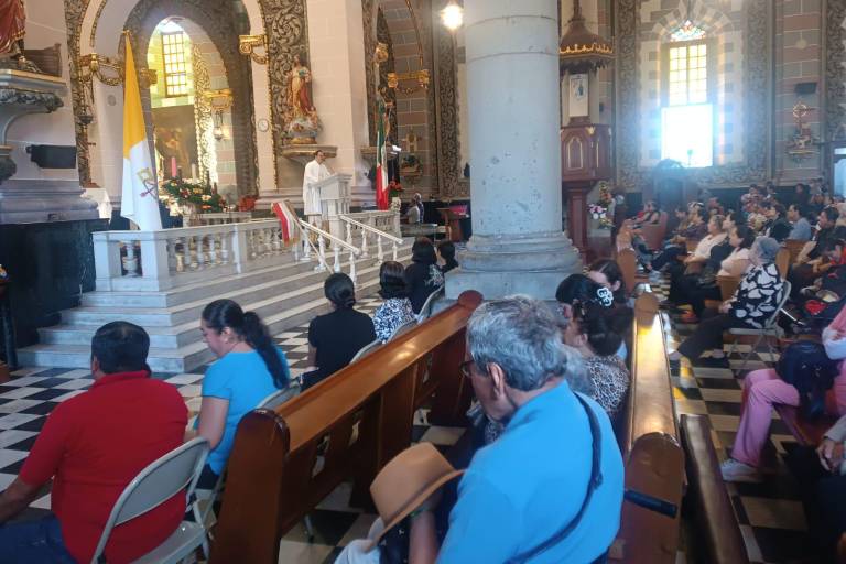 Decenas de fieles acudieron al recinto para agradecer a la Guadalupana por los favores recibidos y sumarse a los festejos en honor a la patrona de México.