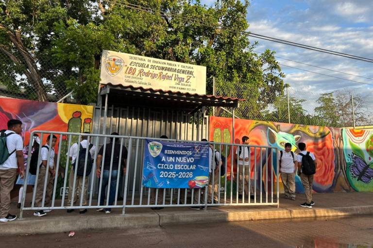 Regresan a clases en Culiacán entre temores por la violencia
