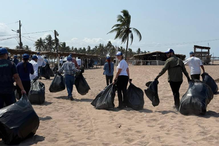 Limpian playa de Las Cabras en Escuinapa por el Día Mundial de los Océanos