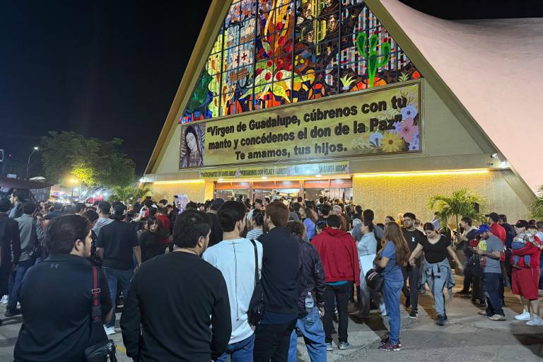 Cientos de peregrinos celebran a la Virgen de Guadalupe en La Lomita de Culiacán