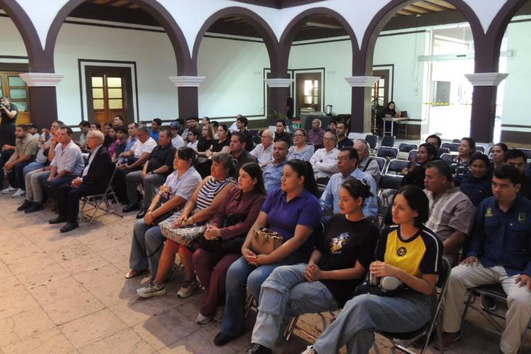 Acompañan a Federico Pérez en la presentación de su libro