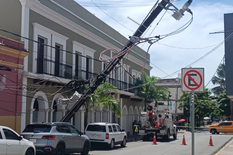 Cae poste de la CFE en Centro Histórico de Mazatlán y provoca falta de luz a vecinos de la zona