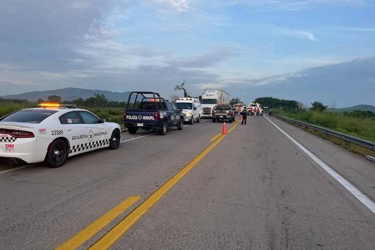Mujer queda prensada tras chocar con tráiler en Rosario