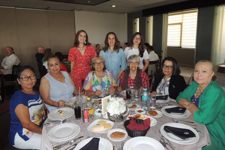Relizan despedida especial en honor al Padre Juan Ruiz
