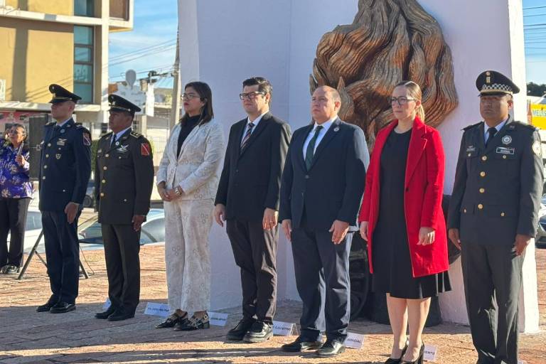 Autoridades conmemoran el 113 aniversario del Ejército con guardia en el monumento en memoria de los soldados que han ofrendado su vida por la nación.
