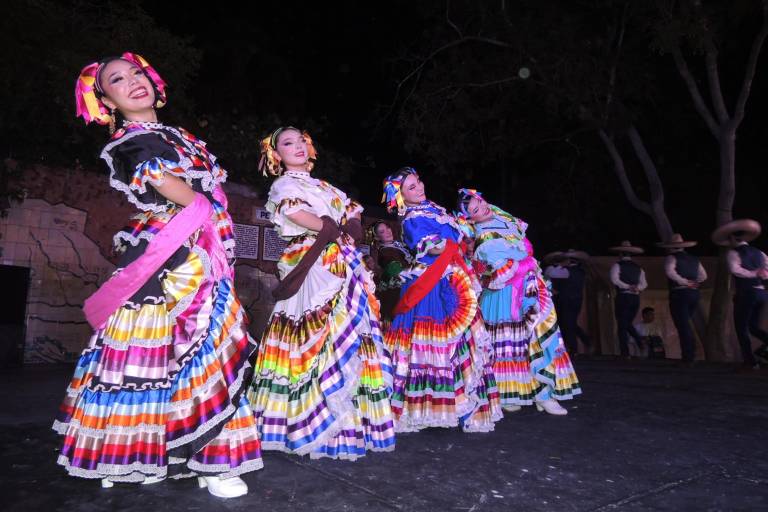 Disfrutan con danza de un recorrido por las tradiciones decembrinas de México
