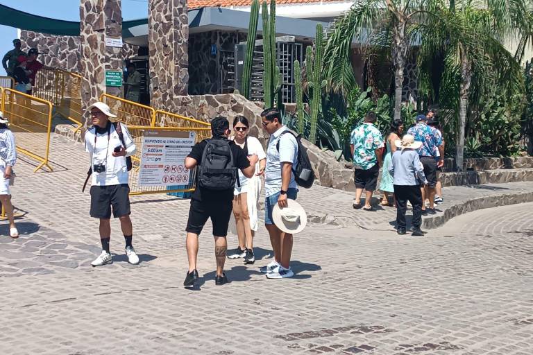 Pese a las altas temperaturas, turistas no le rehúyen al Faro de Mazatlán