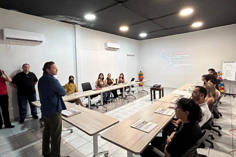 Estudiantes de la UAdeO viven experiencia periodística en visita a Noroeste