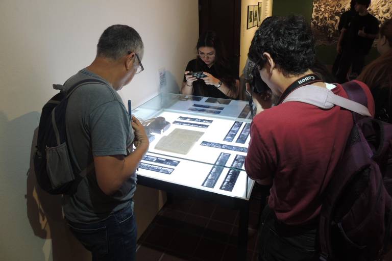 Admiran la trayectoria de Pedro Valtierra, con su exposición ‘Volver a la tierra del Quetzal’