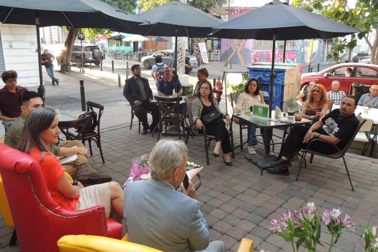 Reconoce María Julia trayectoria de científicos mexicanos en su nuevo libro