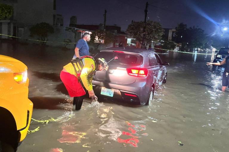 Dejan lluvias en Mazatlán seis viviendas afectadas inundaciones, vehículos varados y árboles caídos