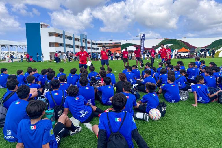 Inicia campamento de futbol de talla internacional, en Mazatlán