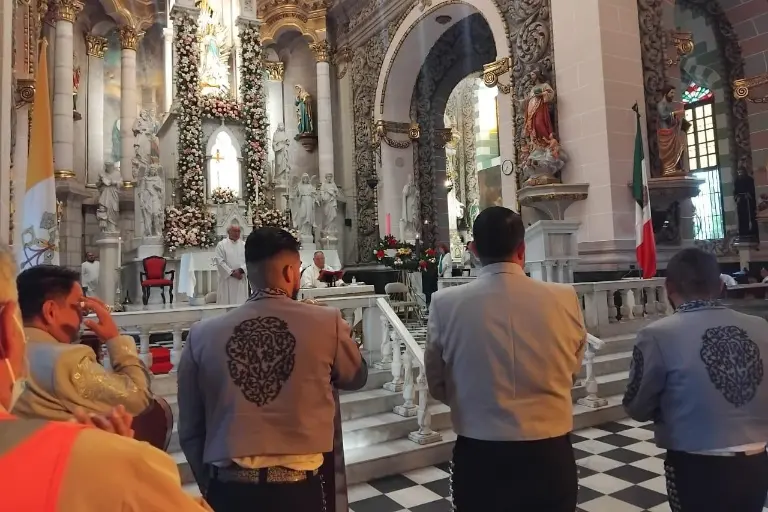 Le cantan Las Mañanitas con mariachi a la Virgen de la Inmaculada Concepción en Mazatlán