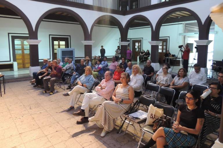 Reconocen el trabajo literario de Zaría Abreu, en poesía y a Verónica Murguía, en cuento