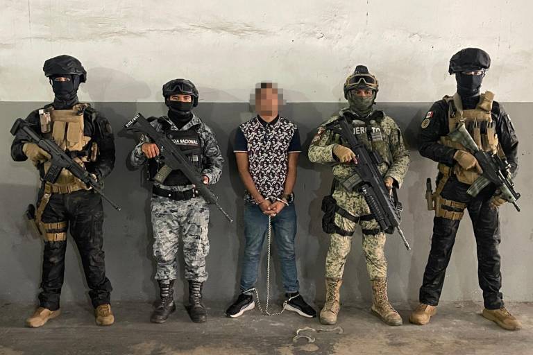 El detenido enfrenta acusaciones por los delitos de feminicidio cuando la víctima se encontraba en estado de indefensión y homicidio calificado en grado de tentativa.