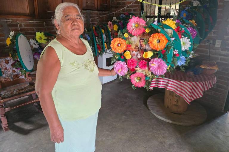 A pesar del dolor, no suelta la tradición: Carmen Bibriesca, más de 20 años elaborando coronas en Cacalotán